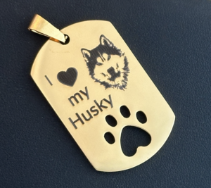 Plakette als Hundemarke oder Anhänger für eine Kette in der Farbe Gold