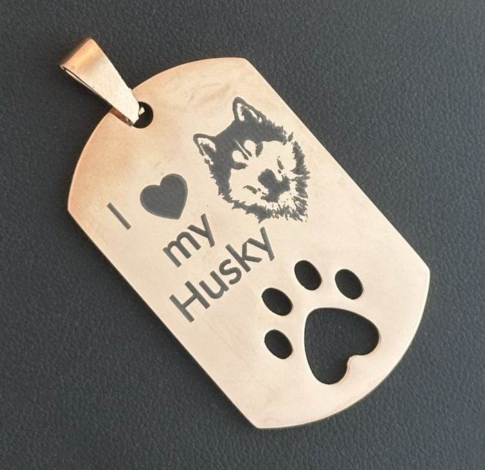 Plakette als Hundemarke oder Anhänger für eine Kette in der Farbe Rose