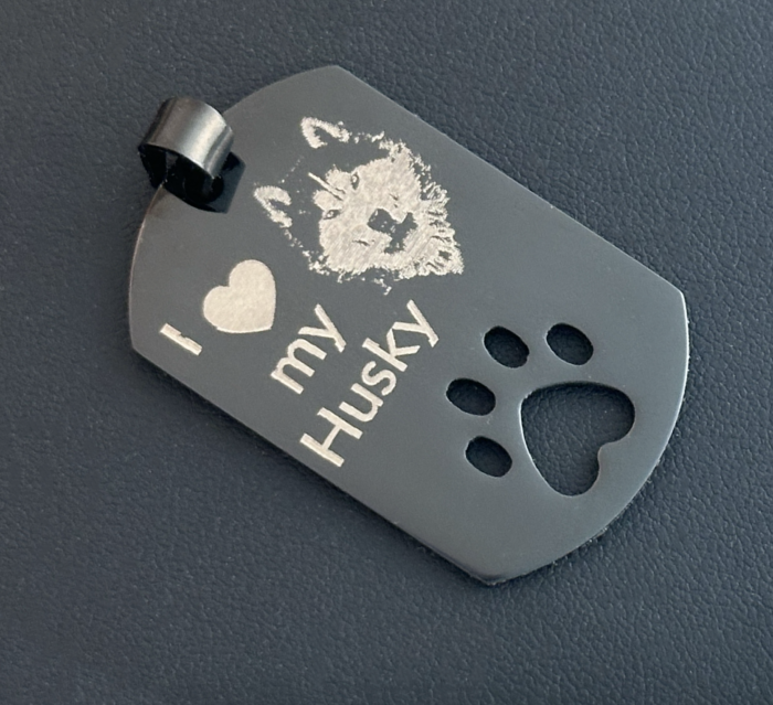 Plakette als Hundemarke oder Anhänger für eine Kette in der Farbe schwarz