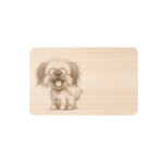 Holzbrettchen mit Pekinese-Hundegravur – stilisierte Illustration